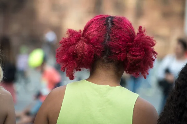 Gros Plan Jeune Femme Africaine Aux Cheveux Roses Dans Rue — Photo