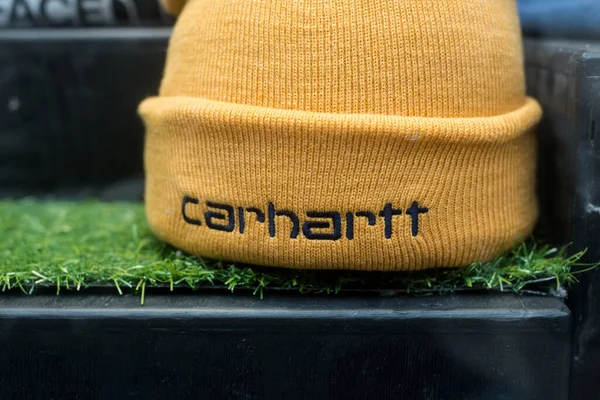 Мюлуз Франция Ноября 2022 Года Пошив Желтой Шерстяной Шляпы Carhartt — стоковое фото