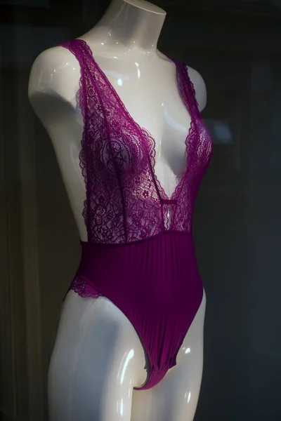 时装店橱窗里女装上紫色内裤的布景 — 图库照片