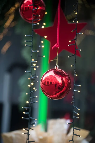 通りのクリスマスの装飾のクローズ アップ — ストック写真