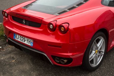 Mulhouse - Fransa - 13 Kasım 2022 - Sokağa park edilmiş kırmızı ferrari F430 'un arka görüntüsü