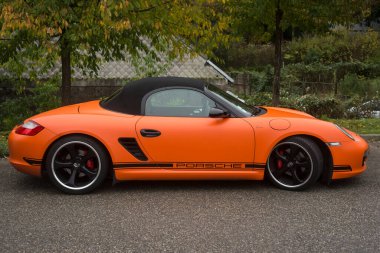 Mulhouse - Fransa - 13 Kasım 2022 - Üstü açık turuncu Porsche Roadster 'ın profil görüntüsü