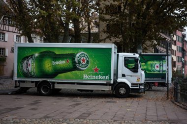 Strasbourg - Fransa - 12 Kasım 2022 - Sokakta park halindeki Heineken dağıtım kamyonlarının profil görüntüsü