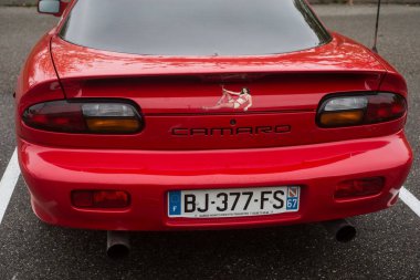 Mulhouse - Fransa - 13 Kasım 2022 - Arkasında poster etiketi olan kırmızı Camaro arabasının arka görüntüsü 