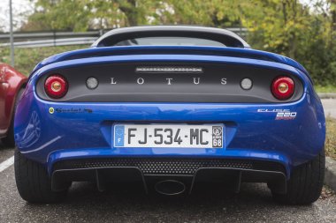 Mulhouse - Fransa - 13 Kasım 2022 - Mavi Lotus Elise 'in arka manzarası sokağa park edildi