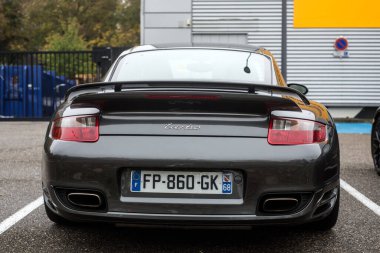 Mulhouse - Fransa - 13 Kasım 2022 - Gri Porsche 911 turbo 'nun arka görüntüsü sokağa park edildi