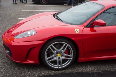 Mulhouse - Fransa - 13 Kasım 2022 - Caddeye park edilmiş kırmızı ferrari F430 'un ön görüntüsü