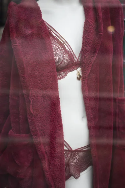 Zbliżenie Czerwonej Bielizny Manekin Salonie Mody — Zdjęcie stockowe