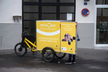 Strasbourg - Fransa - 19 Kasım 2022 - Sokakta duran postacı ve bisikletin portresi