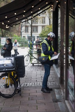 Strasbourg - Fransa - 19 Kasım 2022 - Sokakta duran postacı ve bisikletin portresi