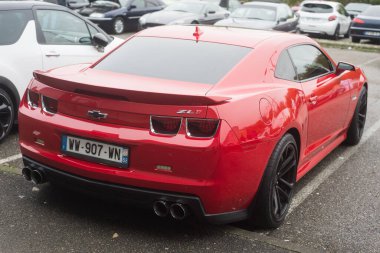 Mulhouse - Fransa - 13 Kasım 2022 - Caddeye park edilmiş kırmızı Chevrolet ZL1 'in arka görüntüsü