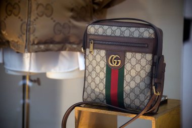 Strasbourg - Fransa - 26 Kasım 2022 - Gucci 'nin lüks bir moda mağazasında kahverengi el çantasının yakın çekimi