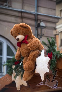 Sokaktaki Noel pazarında dekoratif oyuncak ayının portresi.