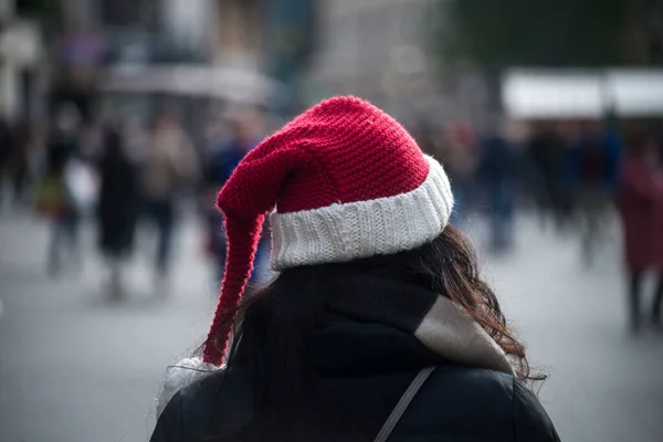 Portret Achteraanzicht Van Een Vrouw Met Een Kerstmuts Straat — Stockfoto