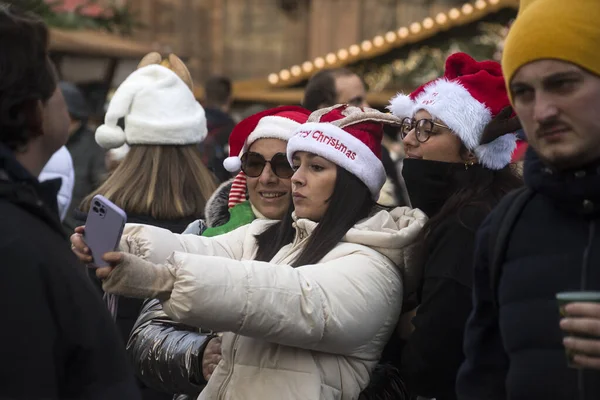Estrasburgo Francia Noviembre 2022 Retrato Mujeres Con Sombrero Navidad Tomando —  Fotos de Stock