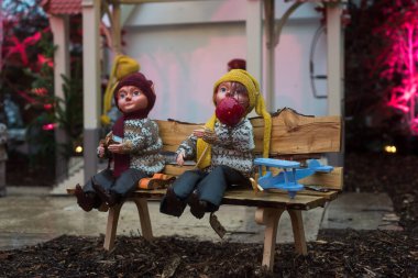 Noel pazarında peri elf dekorasyonunun yakın çekimi.