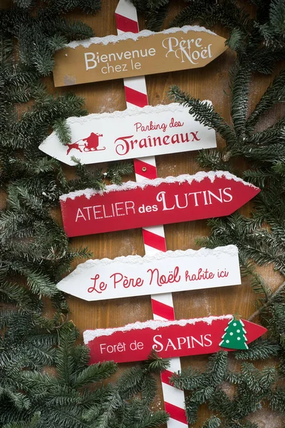 在街上的圣诞节市场上 用法语书写的圣诞节标识的关闭 — 图库照片