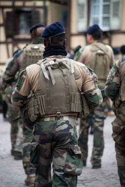 Sokakta devriye gezen Fransız askerinin portresi.