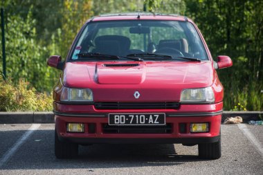 Mulhouse - Fransa - 10 Kasım 2022 - Caddeye park edilmiş Red Renault Clio 16 'ların ön görüntüsü 