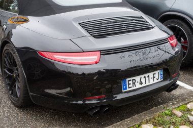 Mulhouse - Fransa - 10 Kasım 2022 - Siyah Porsche 911 Carrera GTS 'nin arka görüntüsü