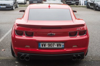 Mulhouse - Fransa - 13 Kasım 2022 - Caddeye park edilmiş kırmızı Chevrolet ZL1 'in arka görüntüsü
