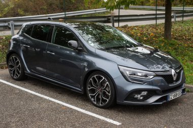 Mulhouse - Fransa - 13 Kasım 2022 - Gri Renault Megane RS 'nin caddeye park edilmiş ön görüntüsü