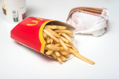 Mulhouse - Fransa - 24 Aralık 2022 - McDonalds menüsünün kapanışı