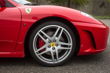 Mulhouse - Fransa - 13 Kasım 2022 - Caddeye park edilmiş kırmızı ferrari F430 'un ön görüntüsü