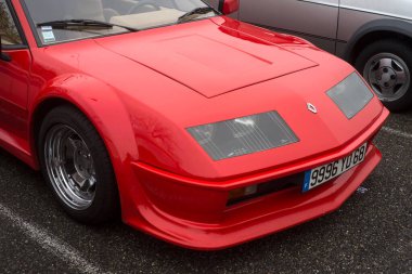 Mulhouse - Fransa - 13 Kasım 2022 - Caddeye park edilmiş eski model alp V6 'nın ön görüntüsü