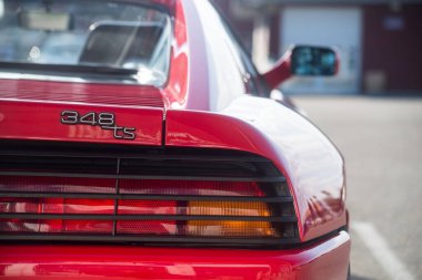 Lutterbach - Fransa - 4 Eylül 2022 - Caddeye park etmiş kırmızı Ferrari 348 TS 'nin dikiz görüntüsü