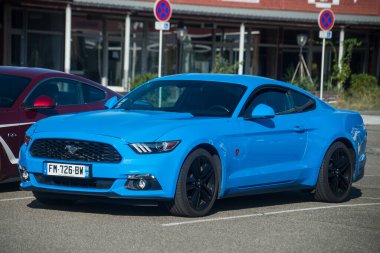 Lutterbach - Fransa - 4 Eylül 2022 - Caddeye park edilmiş mavi Ford Mustang 500 GT 'nin ön görüntüsü