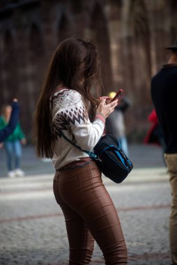  Strasbourg - Fransa - 31 Aralık 2022 - Akıllı telefonuna sokakta bakan kadın portresi