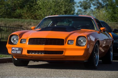 Lutterbach - Fransa - 4 Eylül 2022 - Sokakta park etmiş eski Pontiac arabasının ön görüntüsü