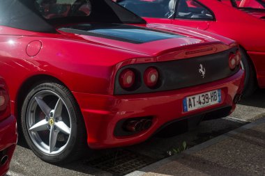 Lutterbach - Fransa - 4 Eylül 2022 - Kırmızı Ferrari 360 Modena üstü açık arabasının arka görüntüsü 