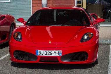 Lutterbach - Fransa - 4 Eylül 2022 - Caddeye park etmiş kırmızı Ferrari F430 'un ön görüntüsü 