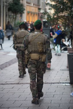 Strasbourg - Fransa - 31 Aralık 2022 - Sokakta devriye gezen Fransız askerinin portresi