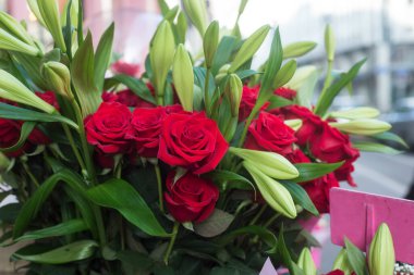 Caddedeki çiçekçiye kırmızı gül buketi yakın plan.