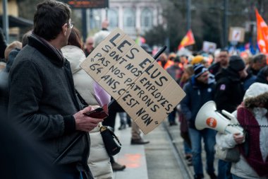 Mulhouse - Fransa - 7 Mart 2023 - Fransızcada pankartla protesto yapan insanların portresi: Les elus sont nos employes pas no patronlar, İngilizce: Seçilenler bizim çalışanlarımızdır, patronlarımız değil.
