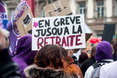 Mulhouse - Fransa - 7 Mart 2023 - Sokaklarda Fransızcada pankartla protesto yapan insanlar: Greve jusqu 'a la retraite, İngilizce, emekliliğe kadar grevde