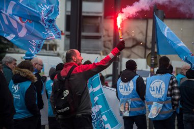 Mulhouse - Fransa - 7 Mart 2023 - Sendika ceketleri ve dezenfekte gazıyla sokakta protesto gösterileri  