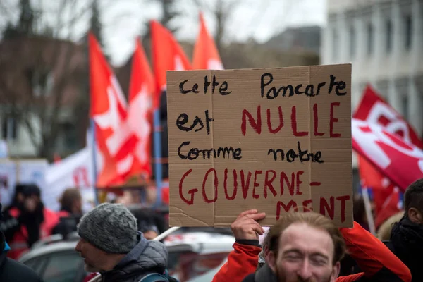 Mulhouse 프랑스 2023 플래카드로 시위하는 사람들 Cette Pancarte Est Nulle — 스톡 사진