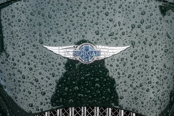 Mulhouse フランス 2023年3月11日 緑の車のフロント駐車場のモルガンのロゴに雨滴の閉鎖 — ストック写真