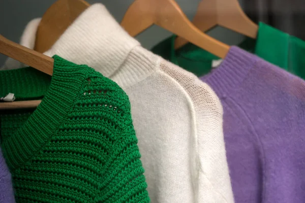 Nahaufnahme Von Bunten Wollpullovern Auf Kleiderbügeln Einem Showroom Eines Modegeschäfts — Stockfoto