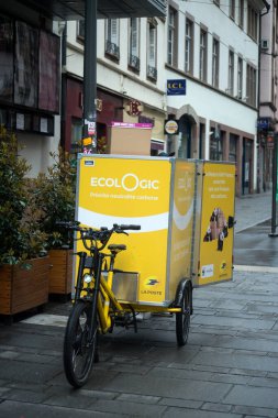 Strasbourg - Fransa - 25 Mars 2023 - Caddeye park edilmiş Fransız elektrikli bisikletinin ön görüntüsü  
