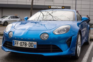 Mulhouse - Fransa - 11 Mart 2023 - Yağmurlu bir günde sokağa parkedilmiş mavi Renault Alp 110 'un ön manzarası 