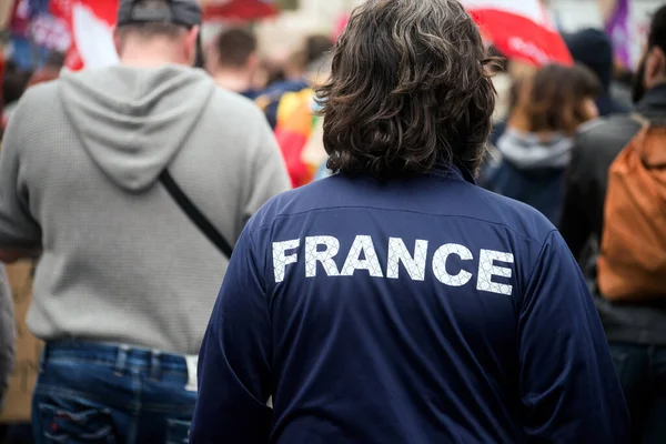Крупный План Человека Идущего Улице Французской Футболкой — стоковое фото