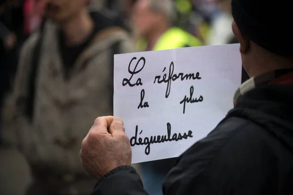 Fechar Homem Protestando Rua Com Cartaz Francês Reforme Degueulasse Traductin — Fotografia de Stock