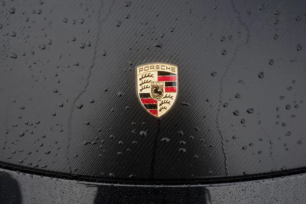 Mulhouse フランス 2023年3月11日 道路に停められた黒い車にポルシェのロゴが雨滴の閉鎖 — ストック写真