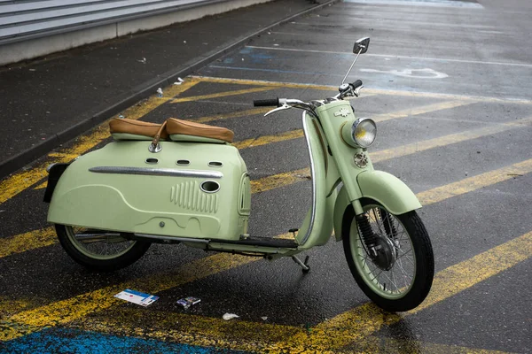 Mulhouse Francja Marca 2023 Widok Profilu Zielonego Vintage Skutera Zaparkowanego — Zdjęcie stockowe