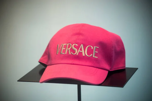 스트라스부르 프랑스 2023 베르사체가 진열실에서 분홍색 모자를 클로즈업 — 스톡 사진